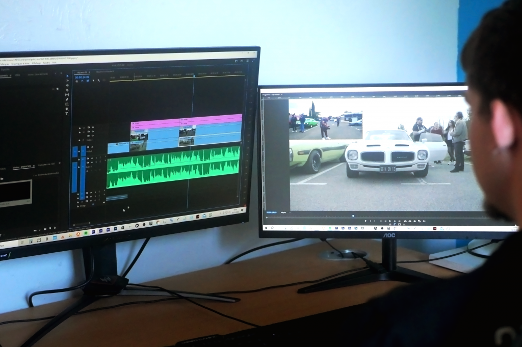 Poste de montage vidéo avec deux écrans