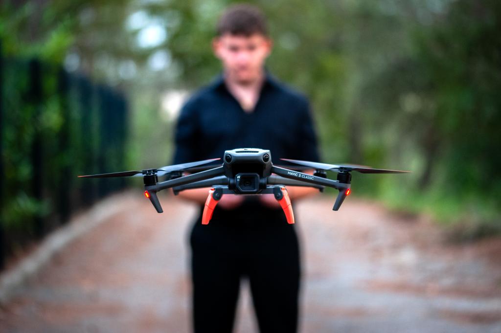 Drone en vol stationnaire devant Louis CAPUS